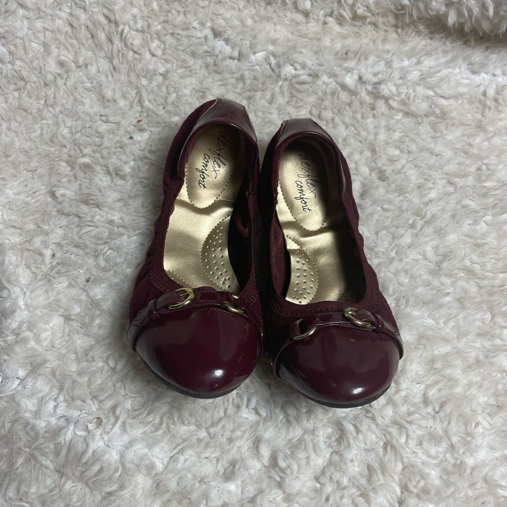 Dexflex comfort Burgundy fabric and patent slip on flats gold tone accents SZ7W